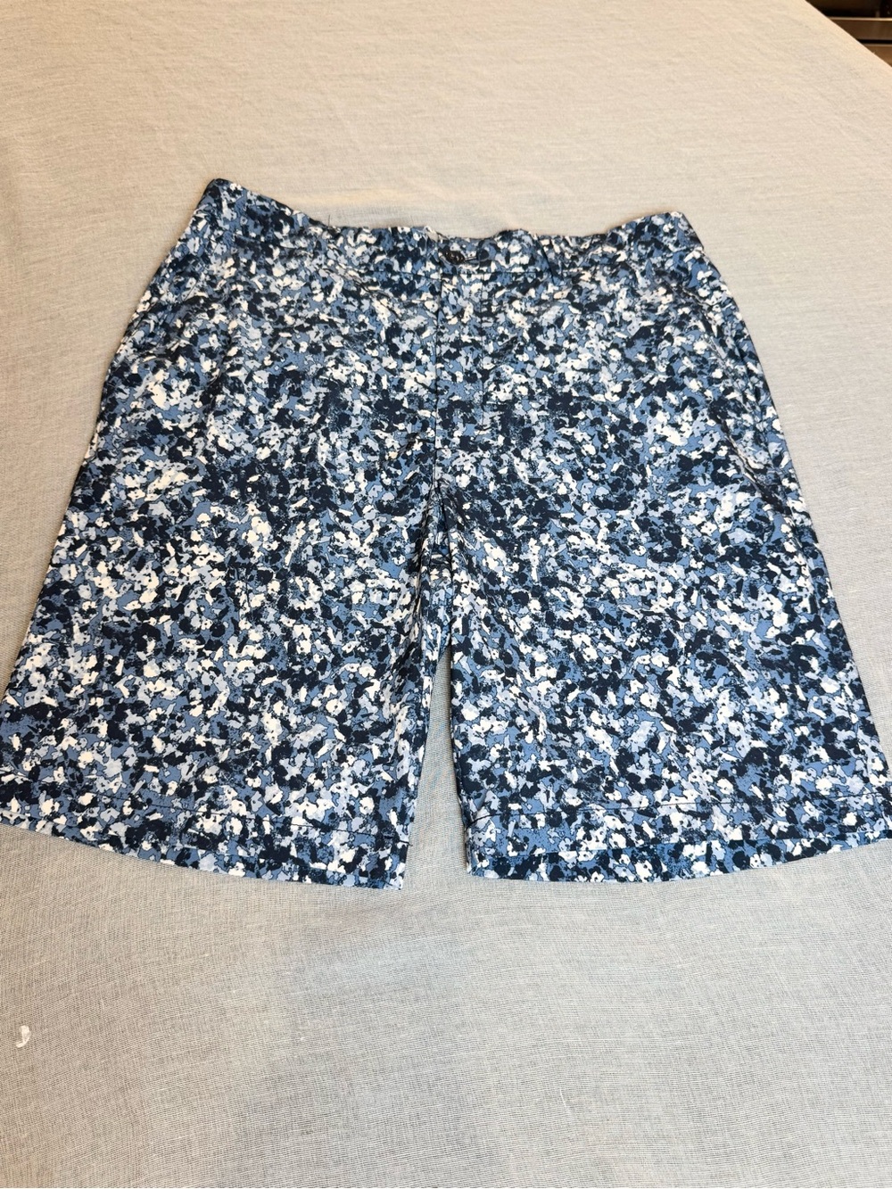 Greg Norman Men's Navy & White Patterned Golf Shorts Size 34
